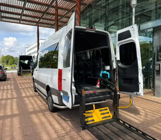 Professionele rolstoeltaxi chauffeur helpt klant in Harderwijk